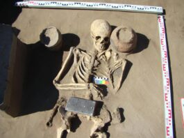 Smartfon sprzed ponad 2000 lat? – Nie, to tylko bardzo rzadka klamra Szkielet młodej kobiety