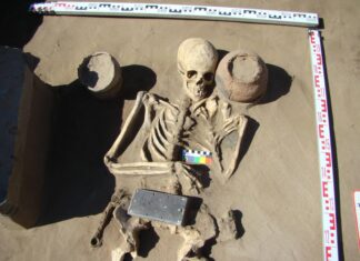 Smartfon sprzed ponad 2000 lat? – Nie, to tylko bardzo rzadka klamra Szkielet młodej kobiety