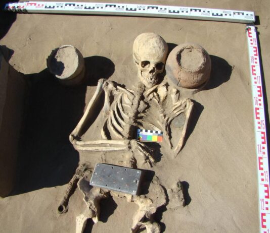 Smartfon sprzed ponad 2000 lat? – Nie, to tylko bardzo rzadka klamra Szkielet młodej kobiety