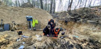 W bezimiennej mogile zbiorowej na Białołęce odnaleziono 35 osób w tym dzieci badania mogiły w lesie w Białołęce