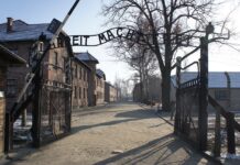 78 lat temu z kuchni niemieckiego obozu Auschwitz zbiegło siedmiu więźniów (FILM) Brama niemieckiego obozu KL Auschwitz