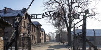 78 lat temu z kuchni niemieckiego obozu Auschwitz zbiegło siedmiu więźniów (FILM) Brama niemieckiego obozu KL Auschwitz