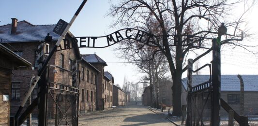 78 lat temu z kuchni niemieckiego obozu Auschwitz zbiegło siedmiu więźniów (FILM) Brama niemieckiego obozu KL Auschwitz