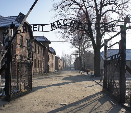 78 lat temu z kuchni niemieckiego obozu Auschwitz zbiegło siedmiu więźniów (FILM) Brama niemieckiego obozu KL Auschwitz