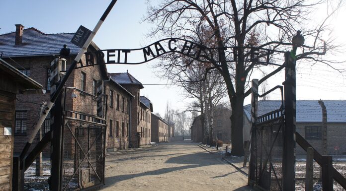 78 lat temu z kuchni niemieckiego obozu Auschwitz zbiegło siedmiu więźniów (FILM) Brama niemieckiego obozu KL Auschwitz