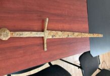 Żelazny miecz odkryty przy pomocy wykrywacza w Rumunii żelazny miecz z XVI wieku