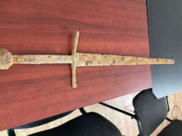 Żelazny miecz odkryty przy pomocy wykrywacza w Rumunii żelazny miecz z XVI wieku