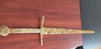 Żelazny miecz odkryty przy pomocy wykrywacza w Rumunii żelazny miecz z XVI wieku