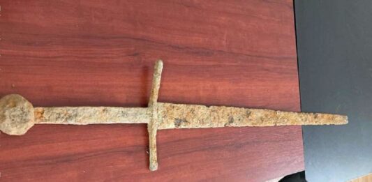 Żelazny miecz odkryty przy pomocy wykrywacza w Rumunii żelazny miecz z XVI wieku