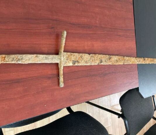 Żelazny miecz odkryty przy pomocy wykrywacza w Rumunii żelazny miecz z XVI wieku