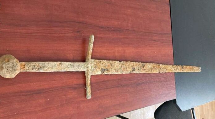 Żelazny miecz odkryty przy pomocy wykrywacza w Rumunii żelazny miecz z XVI wieku