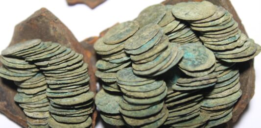 Skarb 220 denarów króla Jagiełły odkryty przez pasjonatów pod Starym Sączem! Skarb srebrnych denarów Jagiełły z XV wieku