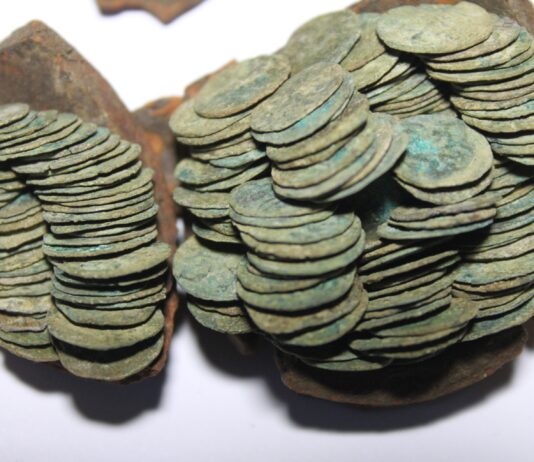 Skarb 220 denarów króla Jagiełły odkryty przez pasjonatów pod Starym Sączem! Skarb srebrnych denarów Jagiełły z XV wieku