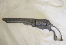 Colt Baby Dragoon z 1848 roku i inne artefakty znalezione w centrum Lubania
