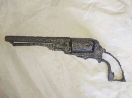 Colt Baby Dragoon z 1848 roku i inne artefakty znalezione w centrum Lubania