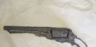 Colt Baby Dragoon z 1848 roku i inne artefakty znalezione w centrum Lubania