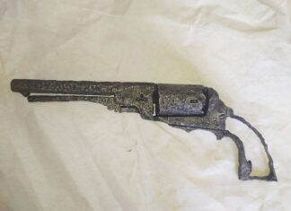 Colt Baby Dragoon z 1848 roku i inne artefakty znalezione w centrum Lubania