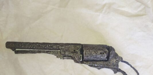 Colt Baby Dragoon z 1848 roku i inne artefakty znalezione w centrum Lubania