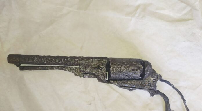 Colt Baby Dragoon z 1848 roku i inne artefakty znalezione w centrum Lubania