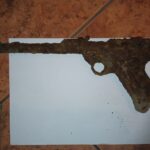 Wielkopolska. Dzieci budując „bazę” znalazły pistolet z IIWŚ pistolet parabellum luger