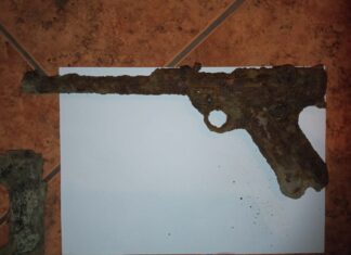 Wielkopolska. Dzieci budując „bazę” znalazły pistolet z IIWŚ pistolet parabellum luger