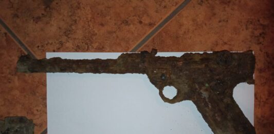 Wielkopolska. Dzieci budując „bazę” znalazły pistolet z IIWŚ pistolet parabellum luger