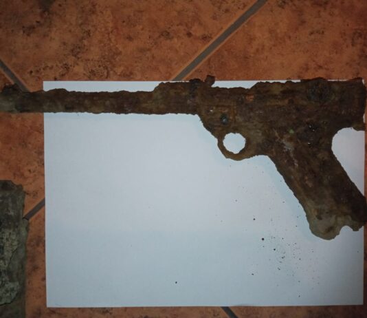 Wielkopolska. Dzieci budując „bazę” znalazły pistolet z IIWŚ pistolet parabellum luger