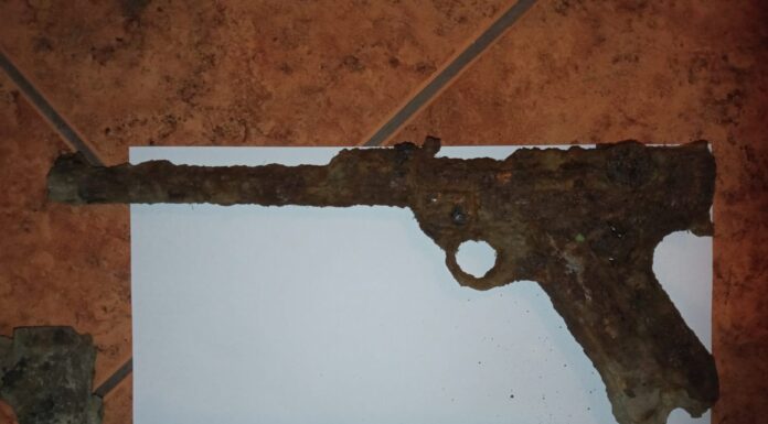 Wielkopolska. Dzieci budując „bazę” znalazły pistolet z IIWŚ pistolet parabellum luger