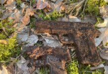 Holandia. Depozyt broni partyzantów znaleźli poszukiwacze z Polski Dwa pistolety ukryte razem przez holenderski ruch opony