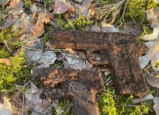 Holandia. Depozyt broni partyzantów znaleźli poszukiwacze z Polski Dwa pistolety ukryte razem przez holenderski ruch opony