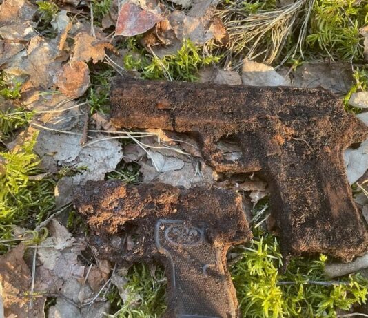 Holandia. Depozyt broni partyzantów znaleźli poszukiwacze z Polski Dwa pistolety ukryte razem przez holenderski ruch opony