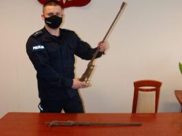 Ksiądz znalazł przy kościele dwa karabiny i zaniósł na policję karabiny Mauser
