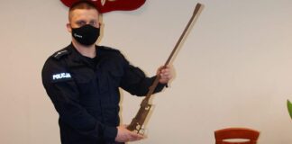 Ksiądz znalazł przy kościele dwa karabiny i zaniósł na policję karabiny Mauser