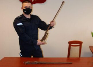 Ksiądz znalazł przy kościele dwa karabiny i zaniósł na policję karabiny Mauser