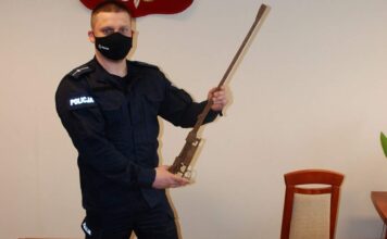 Ksiądz znalazł przy kościele dwa karabiny i zaniósł na policję karabiny Mauser