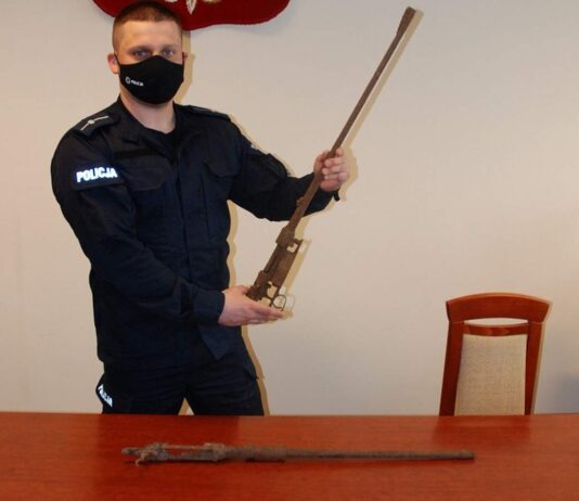 Ksiądz znalazł przy kościele dwa karabiny i zaniósł na policję karabiny Mauser