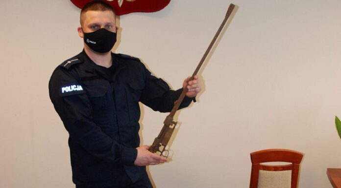 Ksiądz znalazł przy kościele dwa karabiny i zaniósł na policję karabiny Mauser