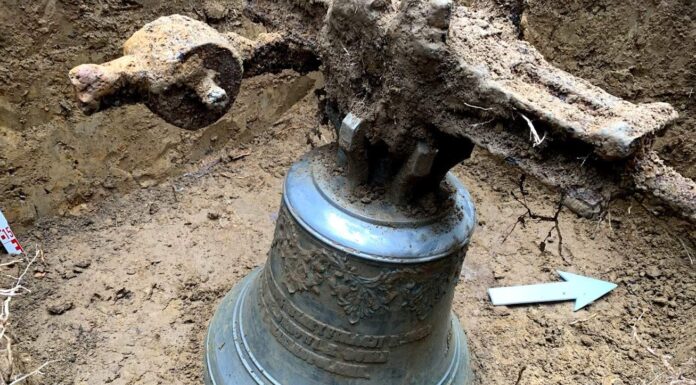 Podkarpacie. Odnaleźli ukryty w 1941 roku dzwon! (FILM)