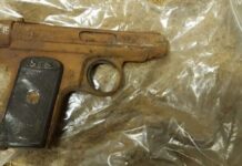 Znalazł na strychu pistolet i zaniósł na komendę Pistolet Sauer