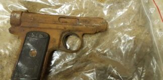 Znalazł na strychu pistolet i zaniósł na komendę Pistolet Sauer