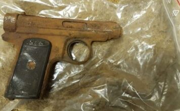 Znalazł na strychu pistolet i zaniósł na komendę Pistolet Sauer