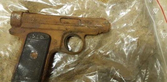 Znalazł na strychu pistolet i zaniósł na komendę Pistolet Sauer
