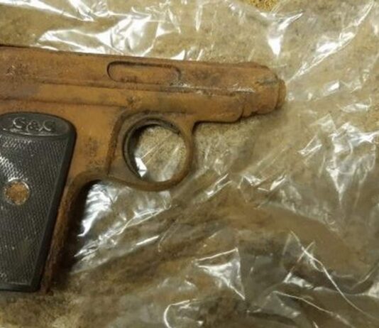 Znalazł na strychu pistolet i zaniósł na komendę Pistolet Sauer