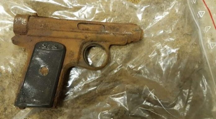 Znalazł na strychu pistolet i zaniósł na komendę Pistolet Sauer