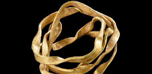 Znaleziono najstarszy złoty artefakt w południowo-zachodnich Niemczech Złota spirala która mogła służyć jako ozdoba do włosów