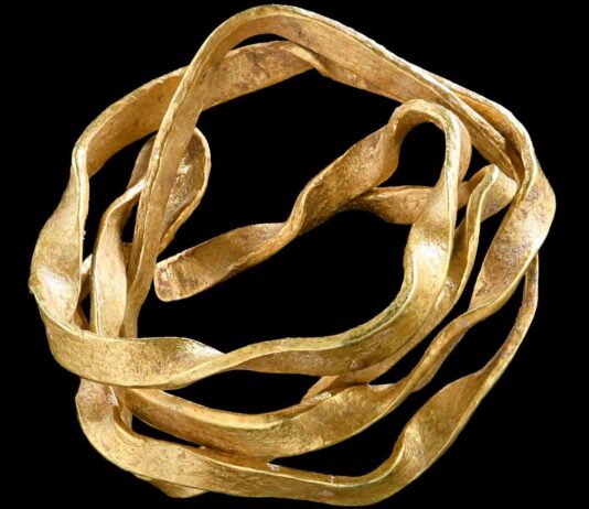 Znaleziono najstarszy złoty artefakt w południowo-zachodnich Niemczech Złota spirala która mogła służyć jako ozdoba do włosów