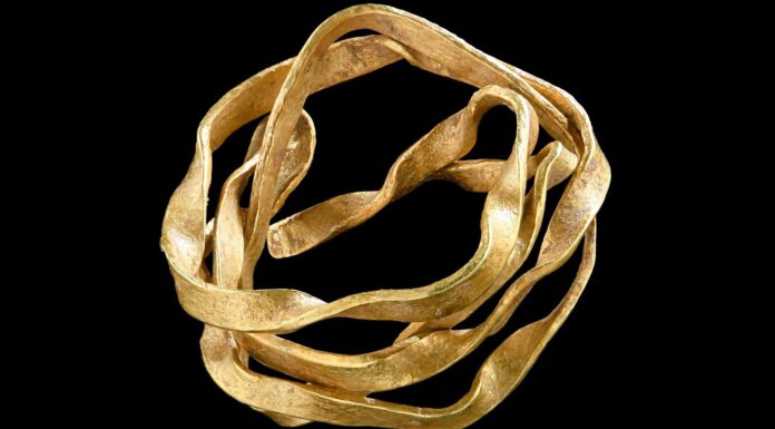 Znaleziono najstarszy złoty artefakt w południowo-zachodnich Niemczech Złota spirala która mogła służyć jako ozdoba do włosów