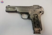 Kosił trawę i znalazł pistolet… o 4 rano przyszedł z nim na komendę! Pistolet Browning M1900