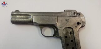 Kosił trawę i znalazł pistolet… o 4 rano przyszedł z nim na komendę! Pistolet Browning M1900