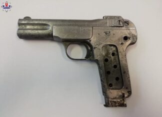 Kosił trawę i znalazł pistolet… o 4 rano przyszedł z nim na komendę! Pistolet Browning M1900
